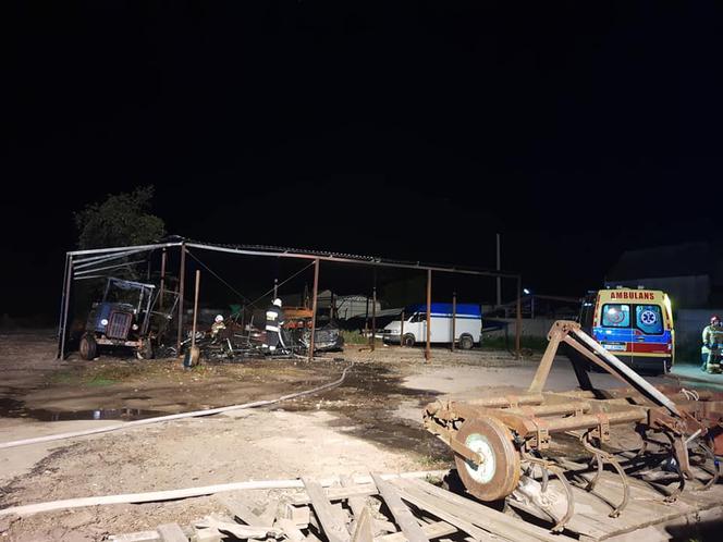 Groźny pożar w Wierzbicy. Ogień pojawił się pod blaszaną wiatą. Ranna jest jedna osoba