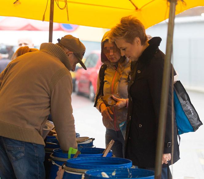 Hanna Zdanowska robi zakupy na bazarku