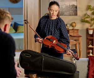  Na Wspólnej, odcinek 3835: Kim jest Ania? Skrzypce, które dostanie od Igora, wywołają złe wspomnienia u dziewczyny bez tożsamości - ZDJĘCIA