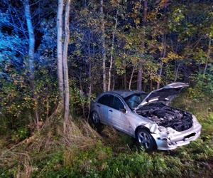 Wypadek w LESIE RZEPIŃSKIM, Mercedes i BMW w rowach. Za kierownicą młodzi ludzie