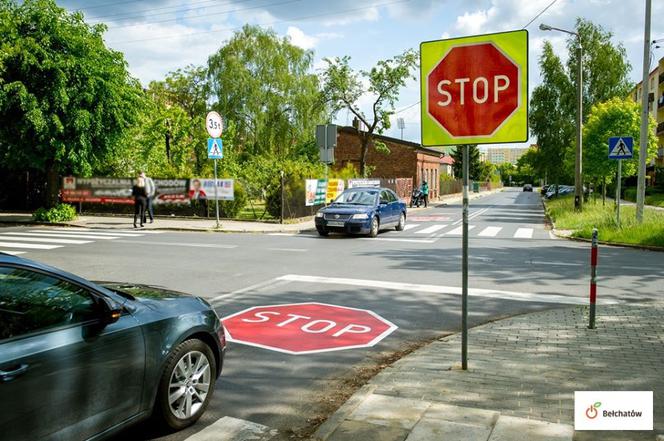 Bełchatów: Kolejne piktogramy na ulicach. Czemu mają służyć znaki naklejone na asfalcie? 