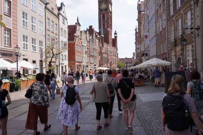 Tłumy turystów w Gdańsku. Ulice pękają w szwach