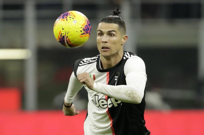 Przez koronawirusa Cristiano Ronaldo przybił piątkę z... nieistniejącymi kibicami [WIDEO]
