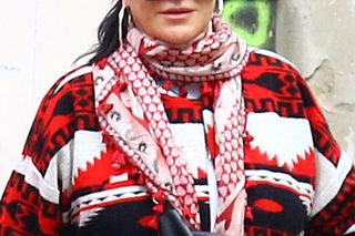 Kayah. Leczyła gardło i opalała kolana