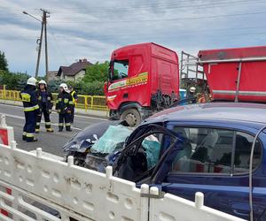 Wypadek W Lubieni. Ciężarówka zderzyła się z osobówką