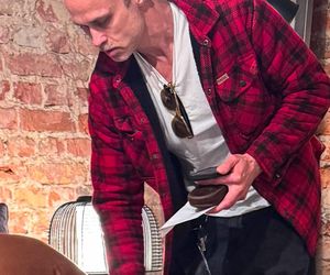 Maciej Zakościelny głaszcze kołdrę po rozwodzie