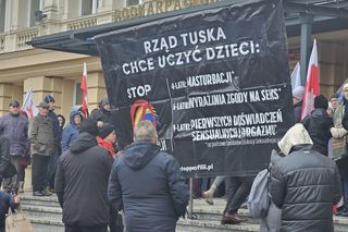 “Nie dla deprawacji dzieci w szkołach”. Protest rodziców przed Kuratorium Oświaty w Rzeszowie