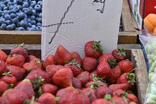 Truskawki po 8 zł, kalafior po 12 zł. Sprawdziliśmy ceny na stołecznych bazarach. Są zaskoczenia! 
