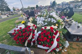 Marcin zginął w tragicznym wypadku w Tryńczy. Grób strażaka tonie w kwiatach [GALERIA]