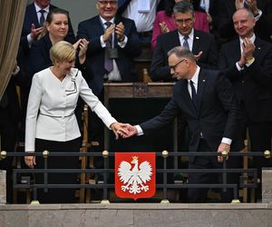 Agata Duda z kokardą na ramieniu w Sejmie