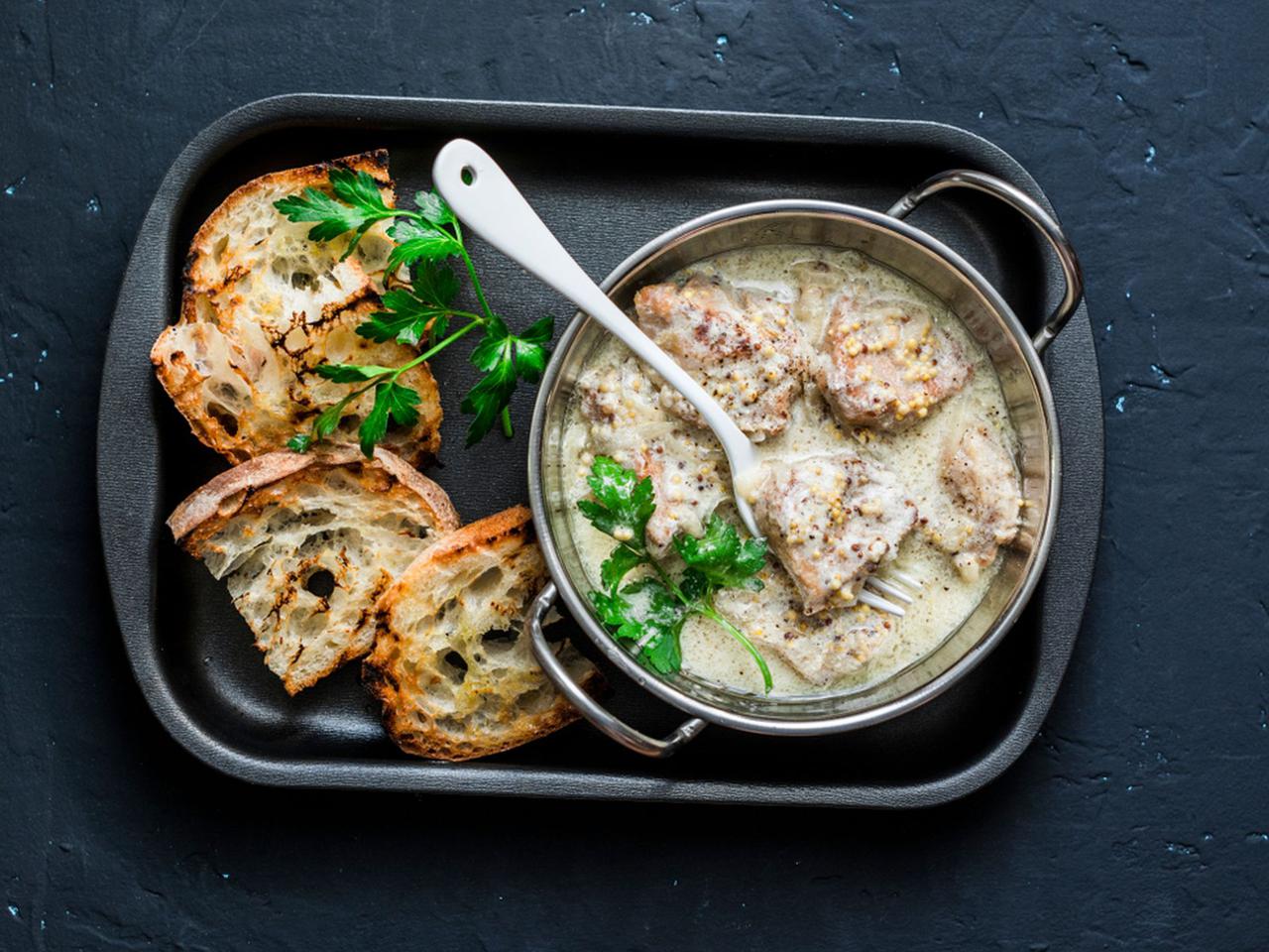 Słowiański gjuwecz mleczny - znakomity gulasz wieprzowy z jogurtem