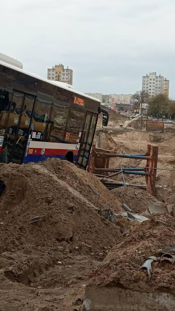 Kierowca autobusu stracił przytomność i wjechał w dziurę!