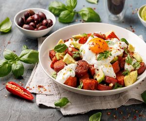 Śniadanie, które da ci siłę na cały dzień. Złociste ziemniaczki z boczkiem i serem