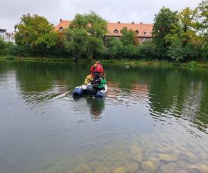 Mężczyzna wpadł do stawu i ślad po nim zaginął