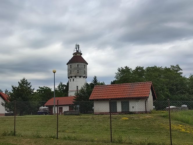 Prawie jak dom Muminków. Zabytkowa wieża na Mazurach zachwyca