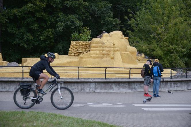 Nieczynny wybieg dla niedźwiedzi pomalowany na złoto