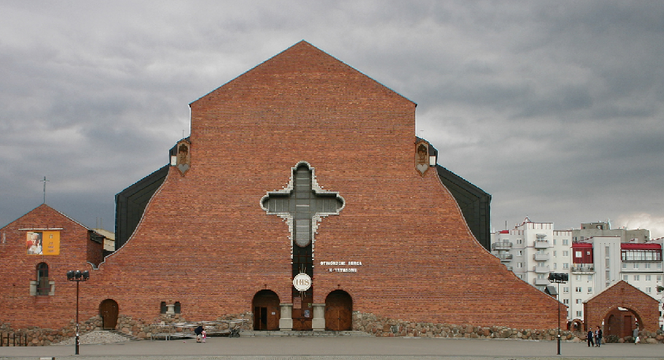 Wyglądają jak wyjęte z koszmaru! Zobacz najdziwniejsze budynki kościołów w Warszawie [TOP 10]