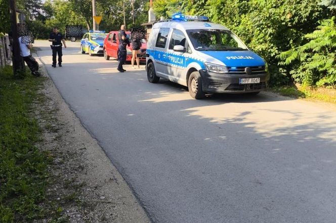 Pijana kobieta za kółkiem… na kolanach pijanego mężczyzny
