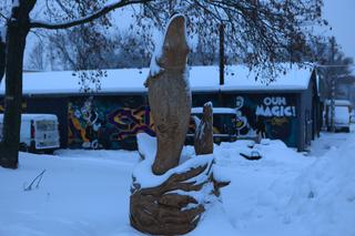 Drewniane rzeźby nad Bystrzycą w Lublinie okryły się białym puchem