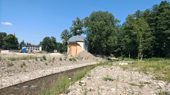 Stronie Śląskie niemal rok po powodzi. Jak wygląda dziś miejsce, gdzie pękła tama? 