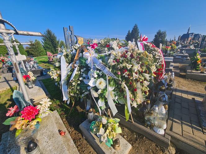 Krystian zginął na motocyklu w Wietlinie. Jego grób tonie w morzu kwiatów[ZDJĘCIA]