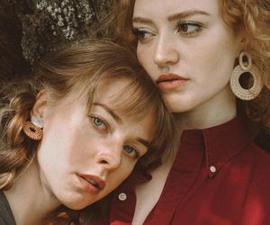 Czerwona koszula będzie hitem jesiennych stylizacji. Jak ją nosić w modny sposób?