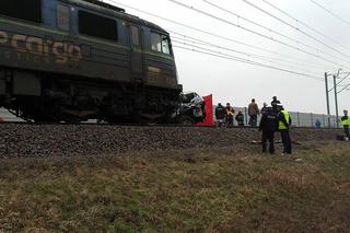 Pociąg uderzył w radiowóz na przejeździe kolejowym