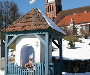 Niezwykła wieś na Warmii tylko 8 km od Olsztyna. Wyróżnia ją charakterystyczny układ budynków