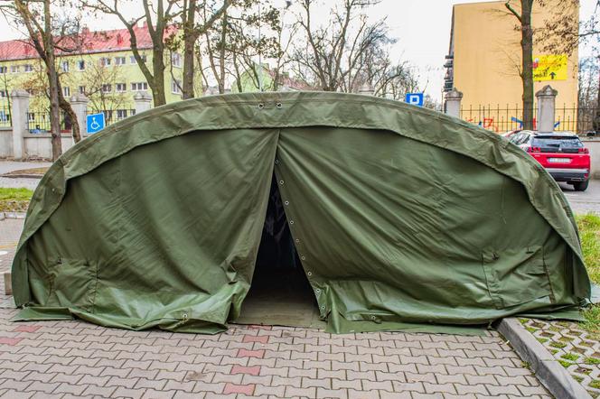 Wojsko rozstawia namioty przed szpitalem na Brochowie