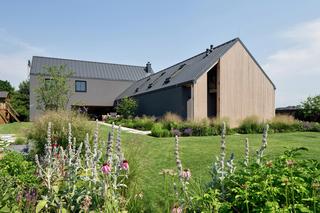 Szary dom w Świerczyńcu koło Tychów