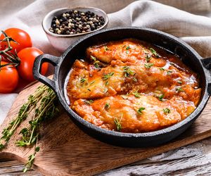 Przepyszna ryba pieczona w pomidorach - prosty przepis