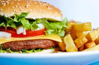 Uwierz, że hamburger może być zdrowszy, a frytki mniej tuczące