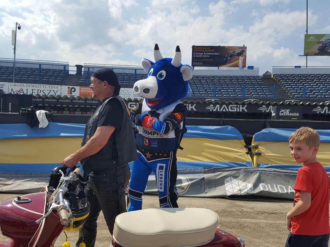 Osy kręciły kółka na stadionie żużlowym w Lesznie. Ogólnopolski zlot skuterów Osa Osieczna-Leszno 