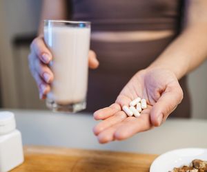 Zdarza ci się popijać tabletki mlekiem? Nigdy nie rób tego z tymi 7 lekami