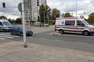 Warszawa. Seat huknął w rowerzystkę na Białołęce. Kobieta trafiła do szpitala!