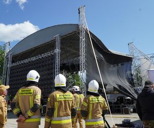 Silny wiart uszkodził konstrukcję sceny w amfiteatrze w Kętrzynie