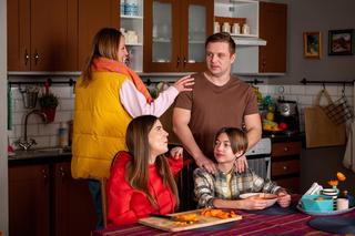 Barwy szczęścia odc. 3018. Hubert (Marek Molak), Agata (Natalia Zambrzycka), Emil (Artem Malashchuk), Asia Sokalska (Anna Gzyra-Augustynowicz)