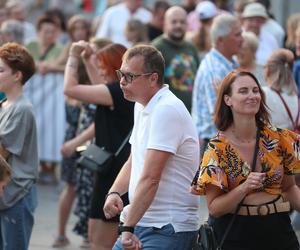 Potańcówka pod Teatrem Śląskim w Katowicach. Tłumy wręcz oszalały ZDJĘCIA