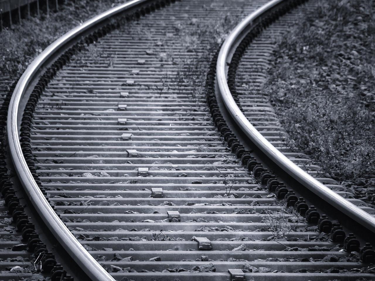 Płock: Pociąg przejechał pijanego mężczyznę leżącego na torach. Miał dużo szczęścia