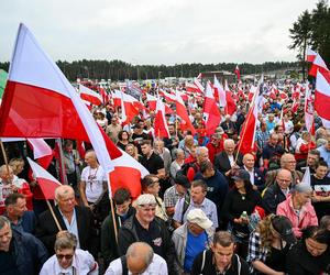 Tłumy z całej Polski na Podkarpaciu. W niedzielę odsłonięto kontrowersyjny pomnik