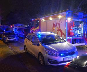 Furiat szalał na Mokotowie. Zrzucał meble na samochody