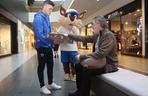 Tłusty Czwartek. Piłkarze Stomilu Olsztyn rozdawali pączki w Galerii Warmińskiej