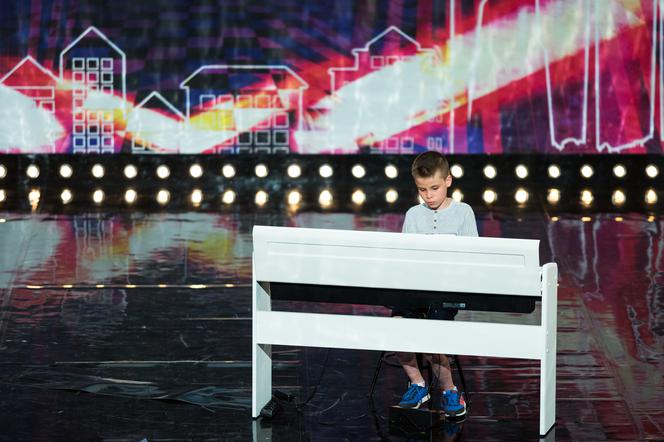 Mam Talent: Występ niewidomego Igora Sobierajskiego wzruszył widownie! Czy uda im się przekonać jurorów?