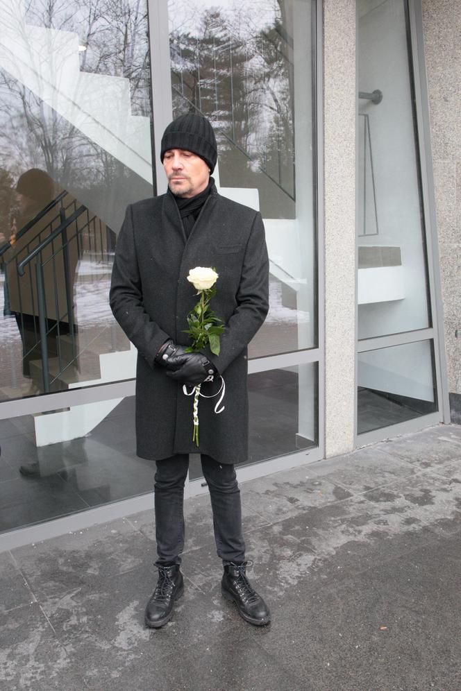 Białą różę położył przy urnie Krzysztof Ibisz