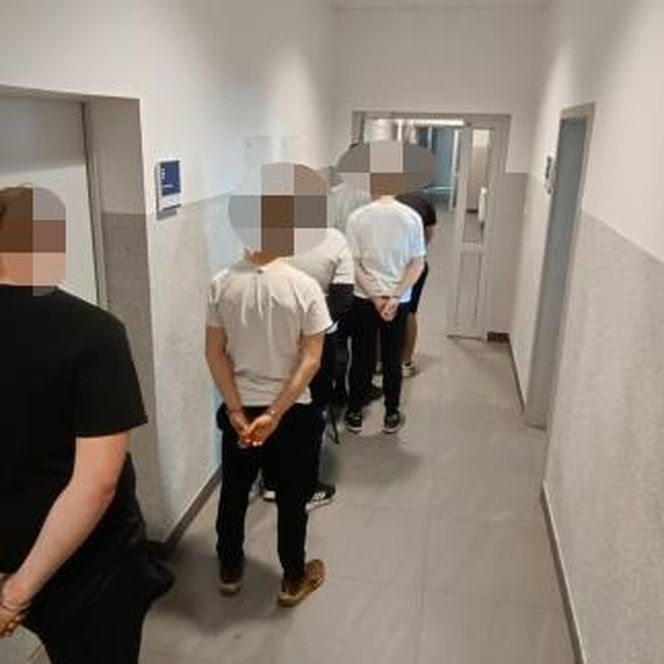 Policjanci zatrzymali 10 pseudokibiców po meczu w Zwoleniu. Wielu z nich było nieletnich