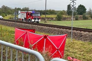 Dramat na przejeździe kolejowym w Chorzelowie. Nie żyją dziadek i 11-letnia wnuczka