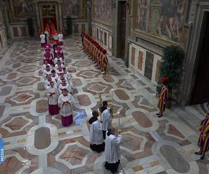 Z OSTATNIEJ CHWILI: Rozpoczęło się konklawe 2025 – kardynałowie złożyli przysięgę w Kaplicy Sykstyńskiej