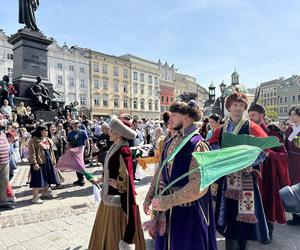 Polonez wiosenny na Rynku Głównym w Krakowie