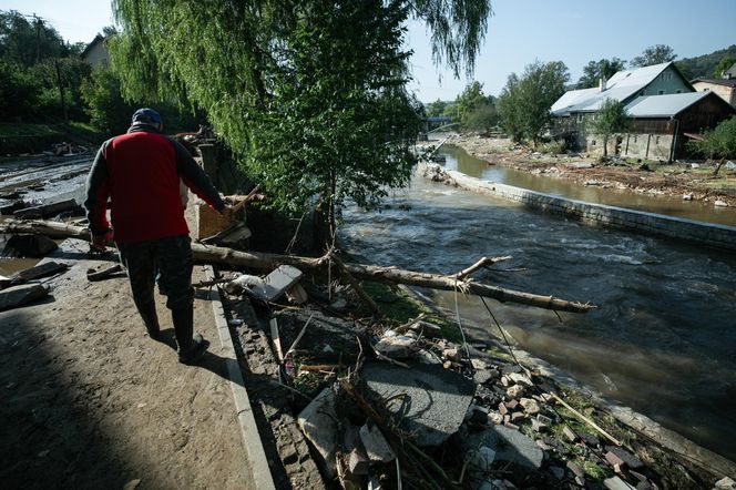 Sprzątanie po powodzi w miejscowości Lądek-Zdrój