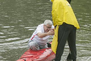 Ryszard Czarnecki spływa kajakiem rzeką Wkrą